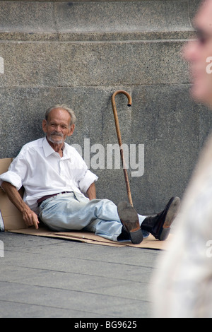 VIEIL HOMME, BÂTON DE MARCHE, LAS RAMBLAS : vieil homme avec un bâton de marche assis sur une boîte en carton sur Las Ramblas Barcelone Catalogne Espagne Banque D'Images