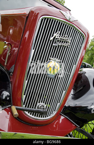 Manivelle sur Austin Seven vintage véhicule avec badge AA en calandre Banque D'Images