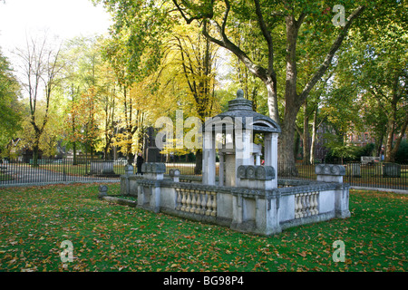 Sir John Soane's Mausoleum dans l'ancien cimetière de St Pancras, St Pancras, London, UK Banque D'Images