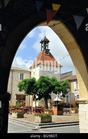 Country house (') bastide de Tournon-d'Agenais (47) : le beffroi sur la place centrale Banque D'Images