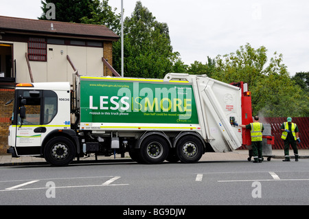 Camion de déchets avec 'plus' est moins sur le côté, deux hommes à l'arrière de travail coopératives d'Islington Highbury London England UK Banque D'Images