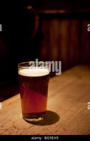 Pinte verre de vraie bière sur une table de pub. Les ventes de bières sont en augmentation, où d'autres bières et boissons sont en déclin. Porter du marché Banque D'Images