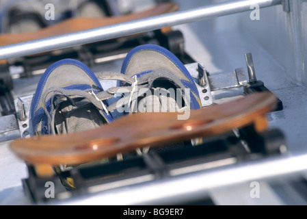 Vue de l'intérieur d'un bateau à rames avec footbars Banque D'Images