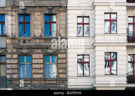 L'ancien Berlin-Est appartement certains bâtiments ont été restaurés et certains présentent encore des balles et les trous de la bagarre de rue Banque D'Images