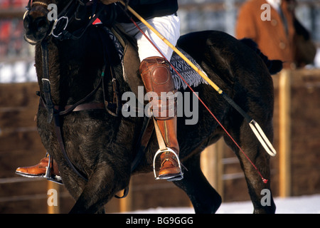 Snow polo player riding a horse Banque D'Images