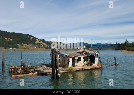 Bateau naufragé Mary D. Hume, à l'embouchure de la Rogue River dans la région de Gold Beach, dans le sud de l'Oregon coast. Banque D'Images