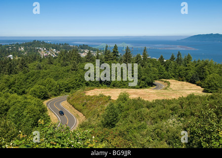 Vue de la ville, pont et rivière Megler Colombie-Britannique de l'Astoria Column sur Coxcomb Hill, Astoria, Oregon. Banque D'Images