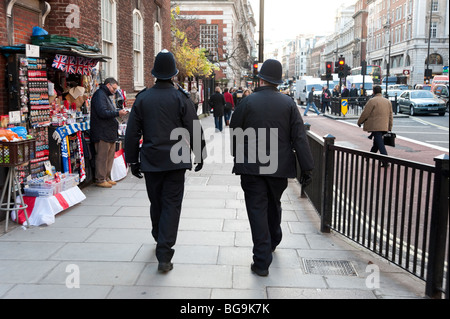 Agents de la police métropolitaine sur le beat sur Piccadilly dans le West End, Londres, Angleterre, Royaume-Uni Banque D'Images