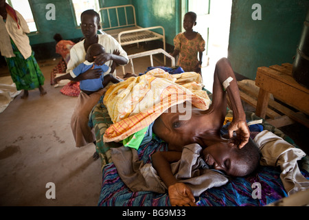 Une femme souffrant de sida meurt dans un lit d'hôpital à Amuria, Ouganda, Afrique de l'Est. Banque D'Images