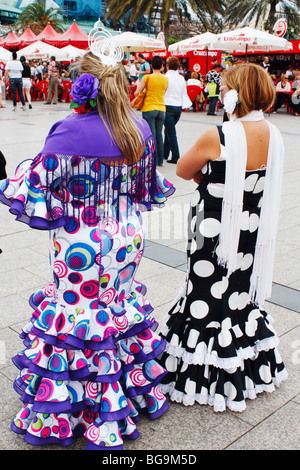 Deux dames en espagnol compris colorful robes de flamenco de fiesta en Espagne Banque D'Images