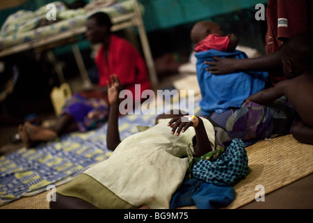 Un enfant souffrant du paludisme repose sur la parole d'un hôpital bondé en Ouganda, Amuria, Afrique de l'Est. Banque D'Images