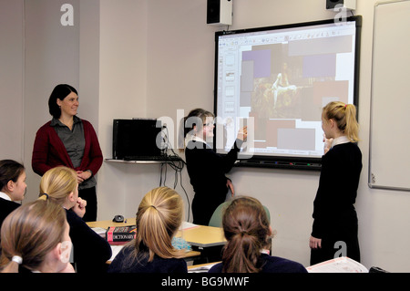 Enseignante enseignante aux filles en classe, Heathfield St Mary's School, London Road, Ascot, Berkshire, Angleterre, Royaume-Uni Banque D'Images