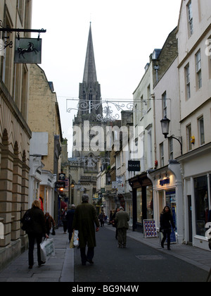 Une rue commerçante étroite au Bath, Angleterre, Royaume-Uni. Banque D'Images