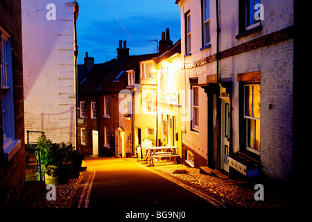 Ye Dolphin pub en haut de la colline dans le pittoresque village de pêcheurs de Robin Hood's Bay sur la côte du Yorkshire du Nord. Angleterre, Royaume-Uni Banque D'Images