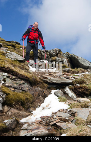 En ordre décroissant de l'alpiniste au sommet de Beinn Ladhar, Knoydart Peninsula Banque D'Images