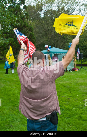 Démonstration Tea party don't tread on me et drapeau américain des armes à feu, et l'étui du vendeur Banque D'Images