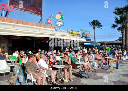 Les cafés en plein air sur la promenade de la plage, Playa del Ingles, San Bartolome de Tirajana Municipalité Gran Canaria, Îles Canaries, Espagne Banque D'Images