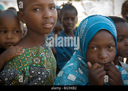 Les enfants attendent dans une file d'attente de distribution de nourriture à Mererani, la Tanzanie, la seule source connue de la gemme Tanzanite. Banque D'Images