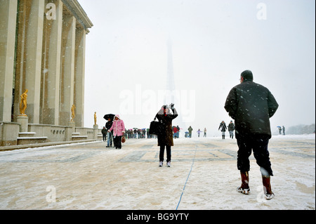 Paris, France, foule hivernale de personnes dans tempête de neige, touristes marchant sur la place Trocacadero, SCÈNE D'HIVER DE la tour eiffel, scène de rue parisienne Banque D'Images