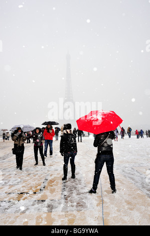 Paris, France, tempête de neige, grande foule de gens, les touristes visitant la Tour Eiffel sur la rue, la rue d'hiver Paris neige, place Trocadéro Banque D'Images