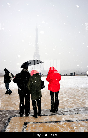 Paris, France, petits groupes de personnes, debout dans la tempête de neige, groupe debout par derrière, touristes tenant un parapluie près de LA SCÈNE HIVERNALE DE la Tour Eiffel Banque D'Images