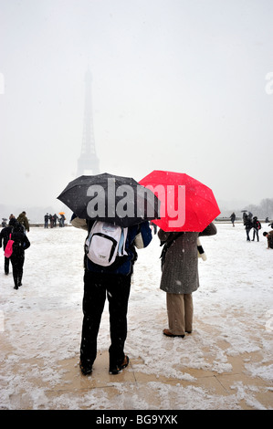 Paris, France, hiver les gens dans la tempête de neige, touristes visitant 'Tour Eiffel' place Trocacadero, SCÈNE D'HIVER, couleur de la ville, hiver rue paris neige Banque D'Images