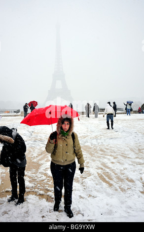 Paris, France, scène d'hiver Grand groupe personnes marchant avec des parapluies dans tempête de neige, touristes visitant la Tour Eiffel sur la place Trocadéro, rue Banque D'Images