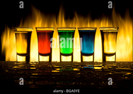 Cinq cocktails couleur contre l'incendie avec reflet dans l'eau Banque D'Images