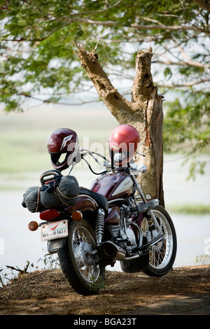 Moto garée sur une route quelque part dans l'Etat d'Orissa, en Inde. Banque D'Images