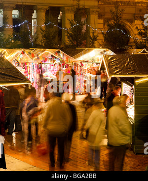 Le marché allemand à Bimingham City Centre à Noël. En face de la Chambre du Conseil. Banque D'Images