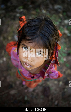 Petite fille dans l'état d'Orissa, Inde Banque D'Images