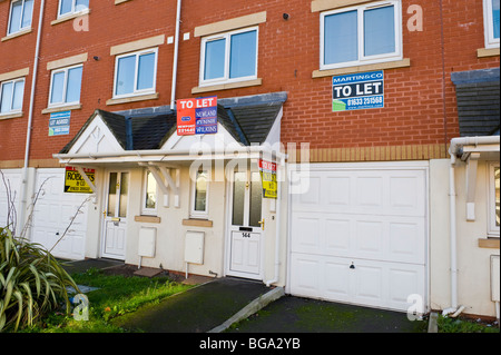 Agents immobiliers signes sur les propriétés résidentielles de laisser à Newport South Wales UK Banque D'Images