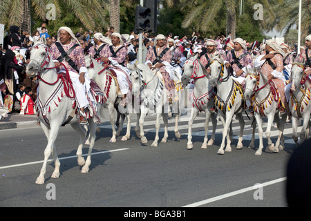 Qataris habillé en cavalerie de l'ancien temps sont applaudies par la foule lors de la parade de la Fête nationale du Qatar à Doha, Qatar Banque D'Images