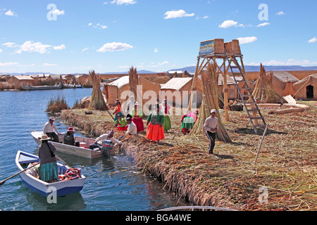Une île flottante Uro, Lac Titicaca, Puno, Pérou, Andes, Amérique du Sud Banque D'Images