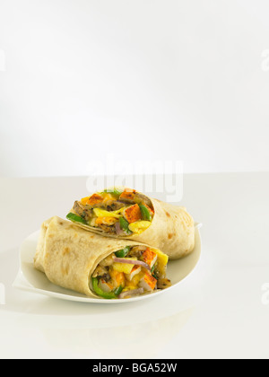 Poulet grillé et petit-déjeuner burrito oeufs Banque D'Images