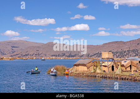 Une île flottante Uro, Lac Titicaca, Puno, Pérou, Andes, Amérique du Sud Banque D'Images