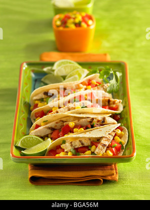 Tacos au poulet grillé sur un plateau de service Banque D'Images