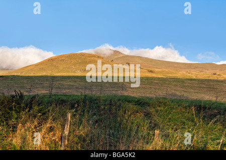 Ben Lawers mountain range près de Killin, Tayside Ecosse avec ciel bleu et la lumière du soleil tôt le matin et les nuages bas Banque D'Images