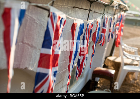 Angleterre, Northamptonshire, Braunston Marina, Bunting et Union Jacks pour décorer les célébrations du Rallye des bateaux étroits Banque D'Images