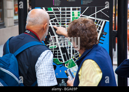 Les touristes européens trouver leur chemin avec une carte dans le centre-ville de Manhattan, New York City Banque D'Images