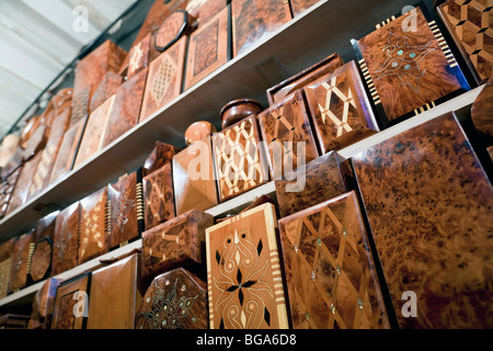 Boîtes traditionnelles en bois 'magique' fabriquées à la main à vendre dans le souk de Cuivre (marché du cuivre), Marrakech, Maroc Banque D'Images