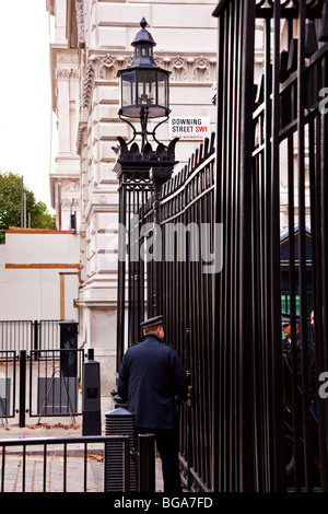 Gardé l'entrée de Downing Street London England UK Banque D'Images