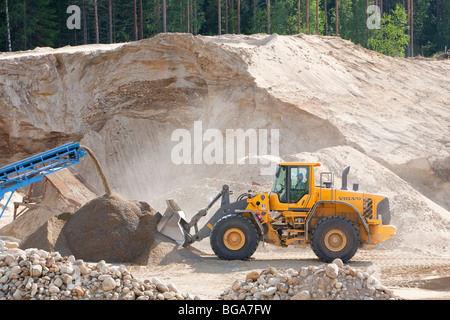 Chargeur frontal chargement de sable dans un bac à sable dans la zone de carrière de sable , Finlande Banque D'Images