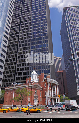 Petite église en face d'immeubles de grande hauteur, Manhattan, New York, United States Banque D'Images