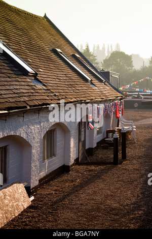 Angleterre, Northamptonshire, Marina de Braunston, Covered Dry Dock décoré de banderoles pour les célébrations du Rallye des bateaux étroits Banque D'Images