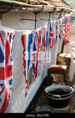 Angleterre, Northamptonshire, Braunston Marina, Bunting et Union Jacks décorant un hangar à bateaux pour les célébrations du Rallye des bateaux étroits Banque D'Images