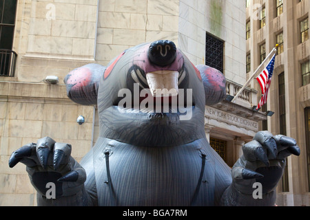 Agrandir la Rat Union contre le piquetage des pratiques déloyales de travail en face de la Bourse de New York, New York City Banque D'Images