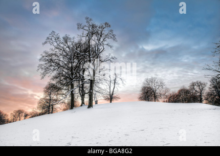 Coucher de soleil, scène couverte de neige de collines et d'arbres prises de Cotswold Way près de Old Sodbury en hiver Banque D'Images