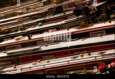 Angleterre, Northamptonshire, Braunston Marina à Dawn avec des bateaux étroits amarrés Banque D'Images