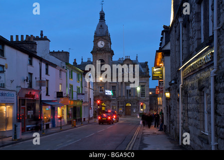 Allhallows Lane, à la recherche jusqu'à l'hôtel de ville sur Stricklandgate, Kendal, Cumbria, Angleterre, Royaume-Uni Banque D'Images